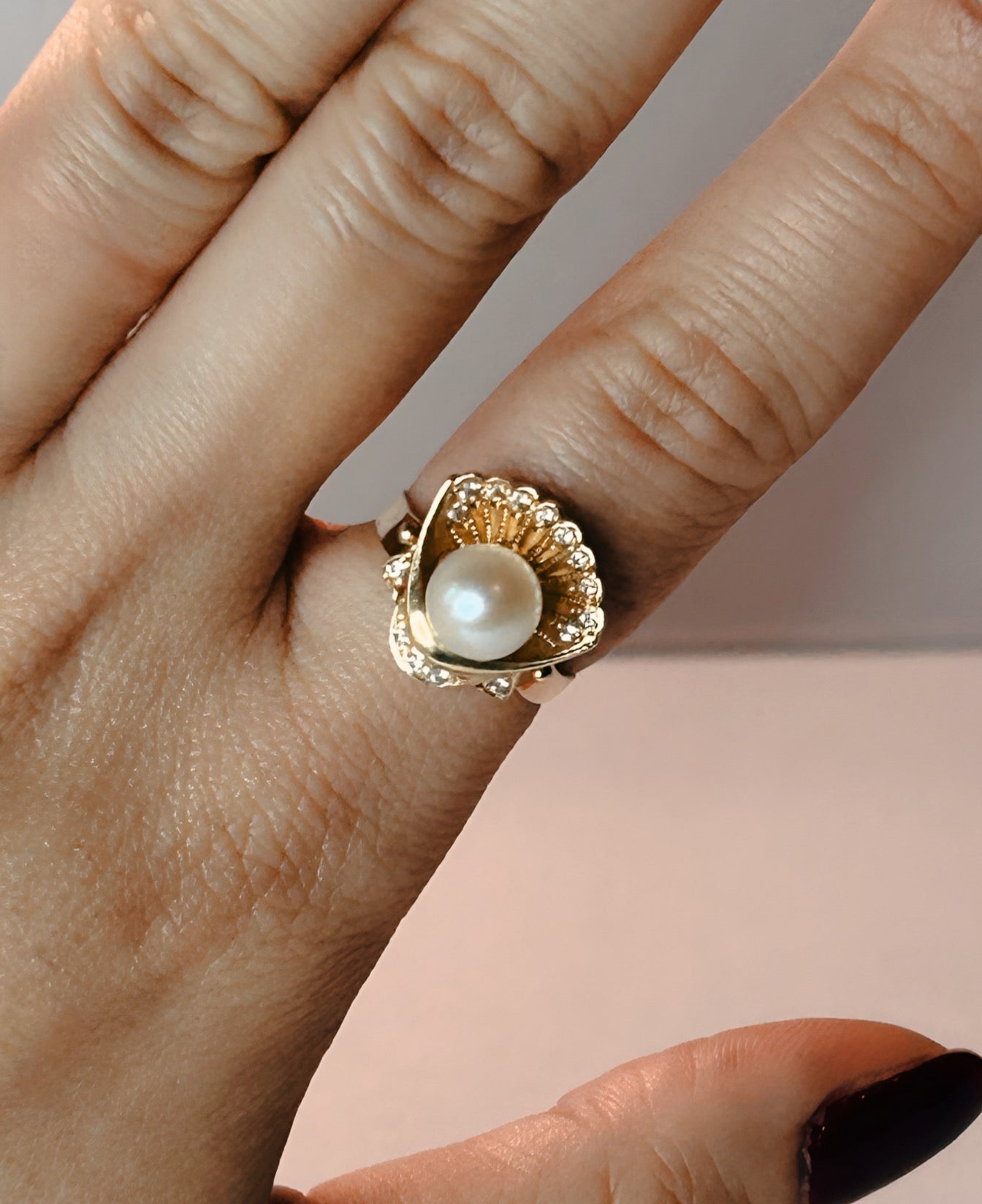 Vintage 14k Pearl in Shell ring with Single Cut Diamonds Sz 5.75