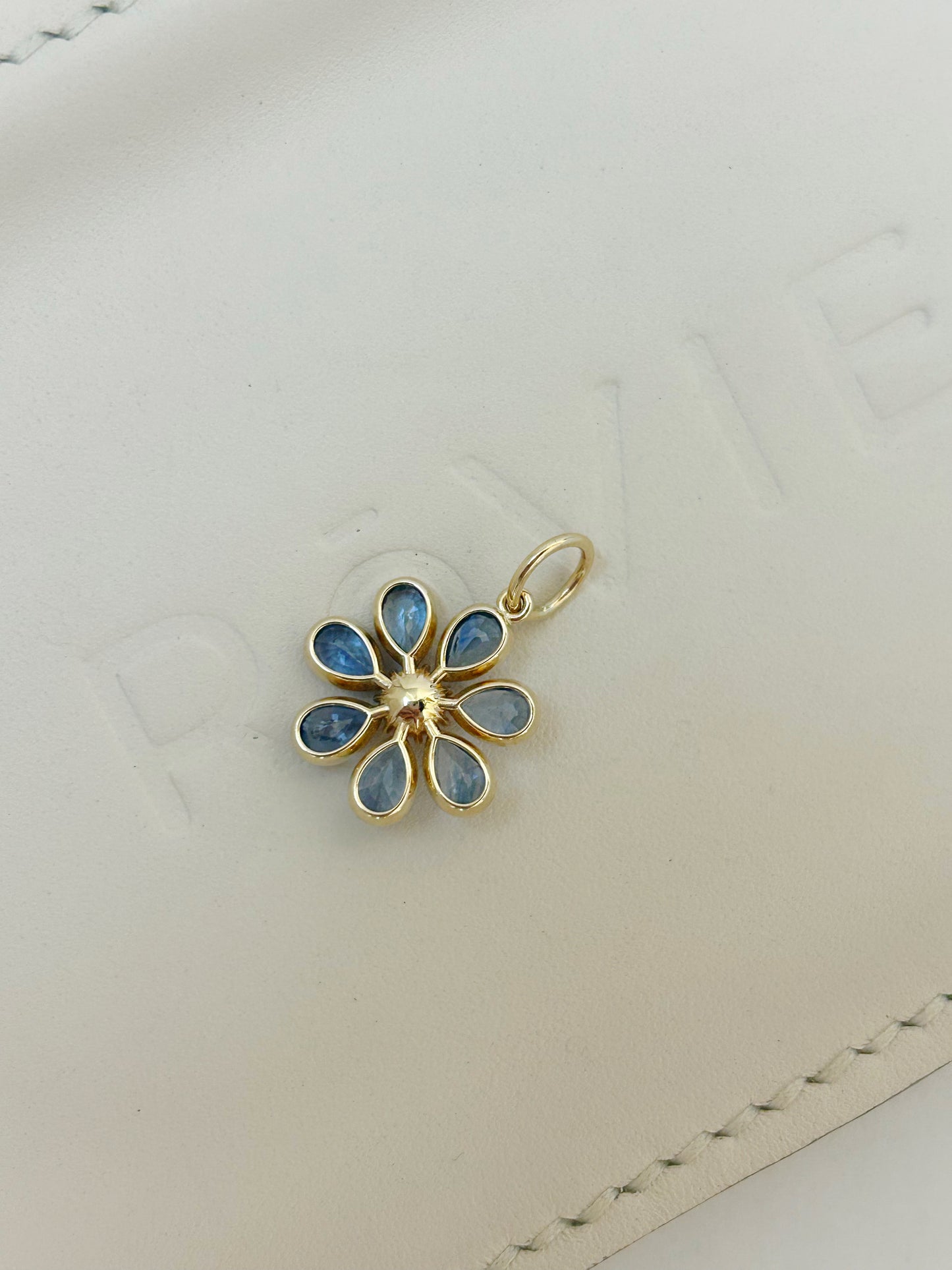 Rovie Conch Pearl Flower