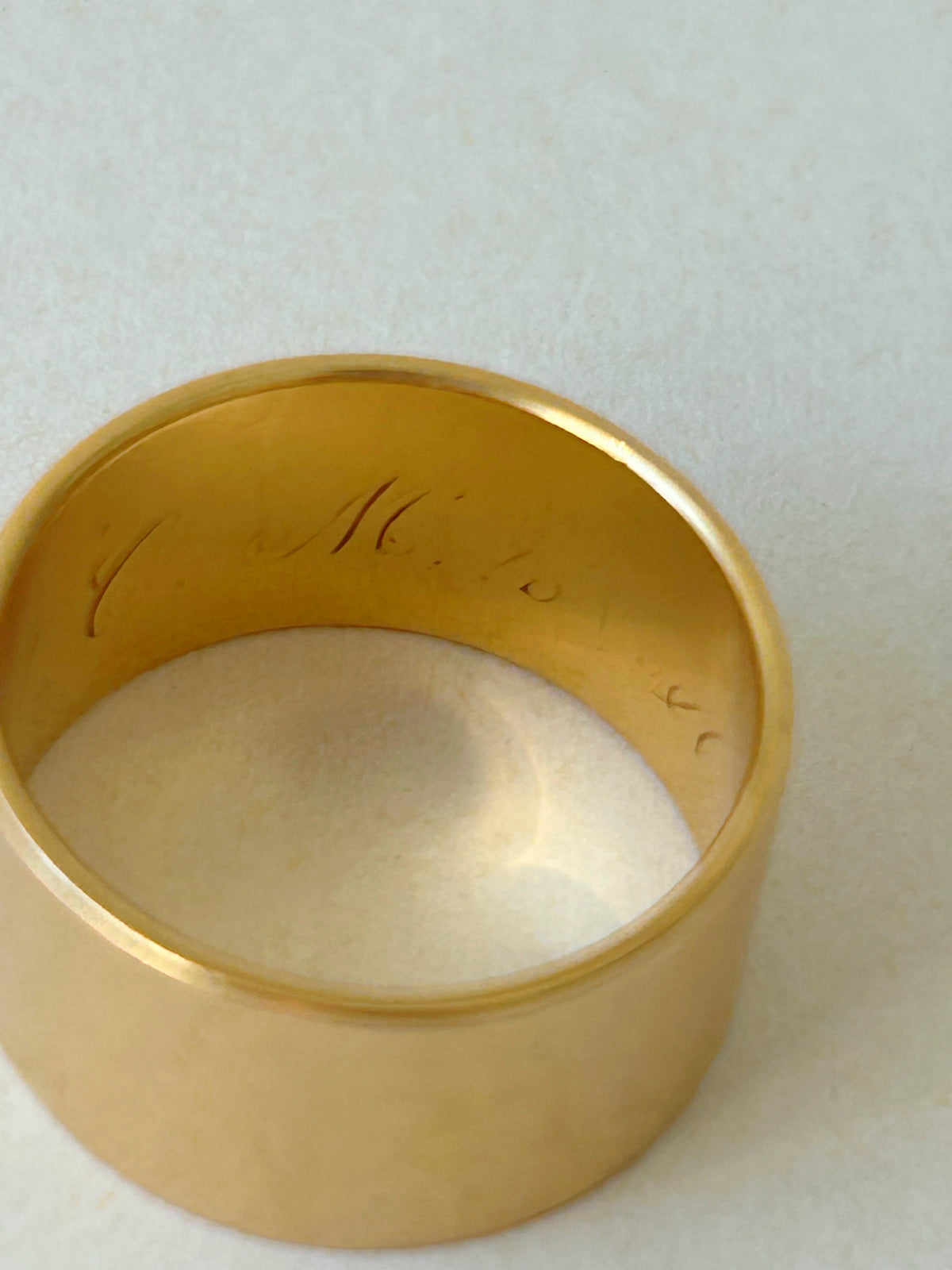 Antique 18k Wide Pipe Cut Cigar Gold Band - Sz 6.5